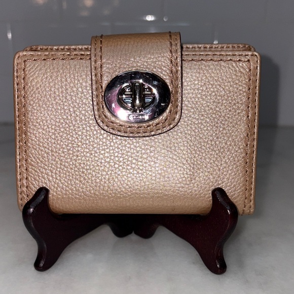 Coach Pearlized Metallic Pebbled Leather Twistlock Wallet - NWT - Picture 1 of 16